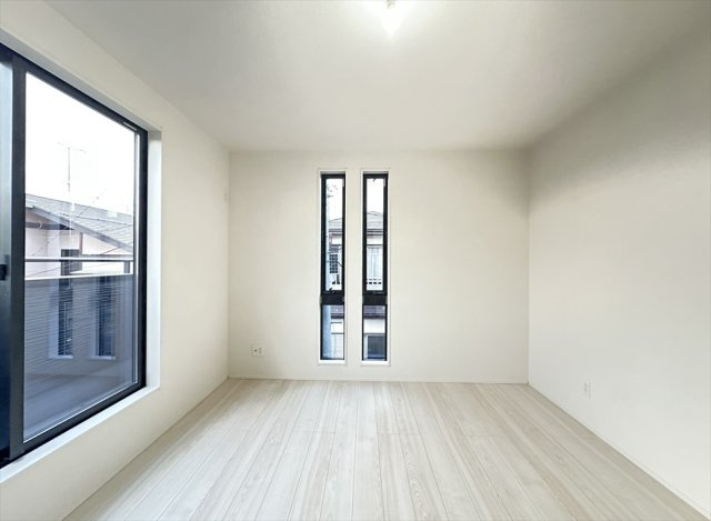 【洋室】 | 朝霞市宮戸3丁目　新築一戸建住宅　全2棟　(丸井志木店) | 洋室7帖／バルコニーに面した開放的な住空間です