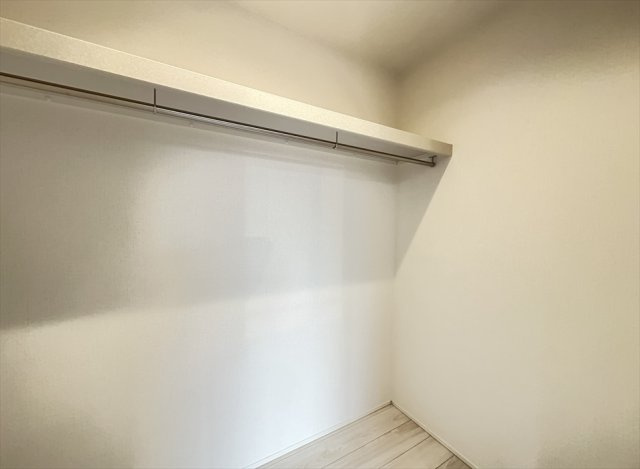 【収納】 | 朝霞市宮戸3丁目　新築一戸建住宅　全2棟　(丸井志木店) | 洋服選びも楽しめるWIC