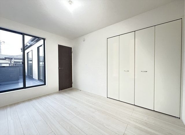 【洋室】 | 朝霞市宮戸3丁目　新築一戸建住宅　全2棟　(丸井志木店) | 洋室6帖(南西側)／バルコニーに面しているのでお洗濯やお布団を干すのも便利