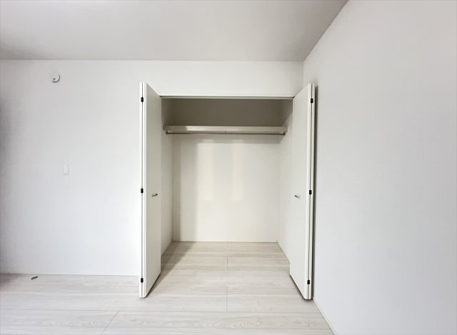 【収納】 | 朝霞市宮戸3丁目　新築一戸建住宅　全2棟　(丸井志木店) | ハンガーパイプ付のクローゼット