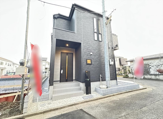 【外観】 | 朝霞市宮戸3丁目　新築一戸建住宅　全2棟　(丸井志木店) | 現地（2025年12月）撮影／陽当たり・開放感に恵まれた南西×北西角地の新築戸建て！