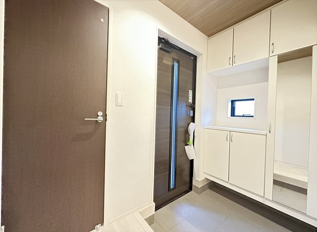 【玄関】 | 朝霞市宮戸3丁目　新築一戸建住宅　全2棟　(丸井志木店) | お出かけ前の身だしなみに便利な全身鏡付きシューズボックス
