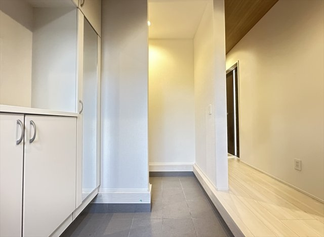 【玄関】 | 朝霞市宮戸3丁目　新築一戸建住宅　全2棟　(丸井志木店) | 広々としたゆとりある玄関スペース