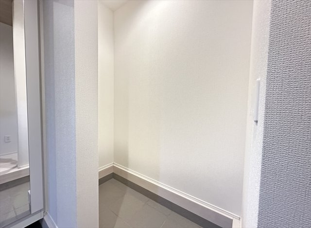 【玄関】 | 朝霞市宮戸3丁目　新築一戸建住宅　全2棟　(丸井志木店) | ベビーカーも保管できるSIC