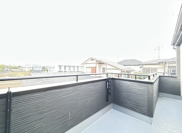 【バルコニー】 | 朝霞市宮戸3丁目　新築一戸建住宅　全2棟　(丸井志木店) | 2部屋+ホールから出入り可能なバルコニーは洗濯や布団干しにも便利です。