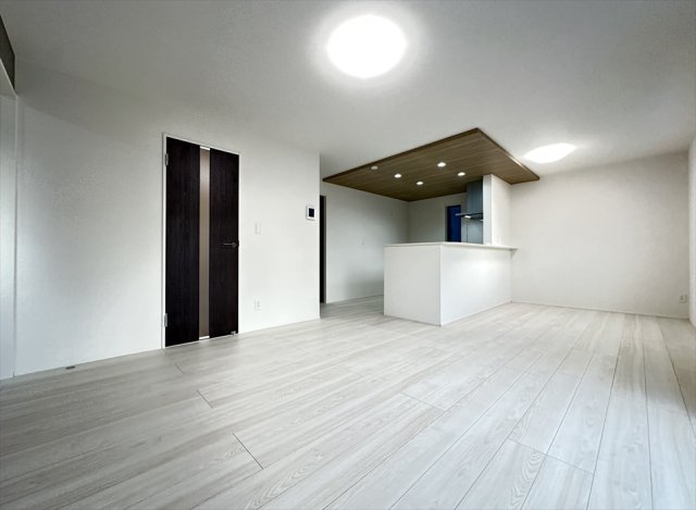 【居間・リビング】 | 朝霞市宮戸3丁目　新築一戸建住宅　全2棟　(丸井志木店) | 2方向道路に面した明るく風通しの良い立地。