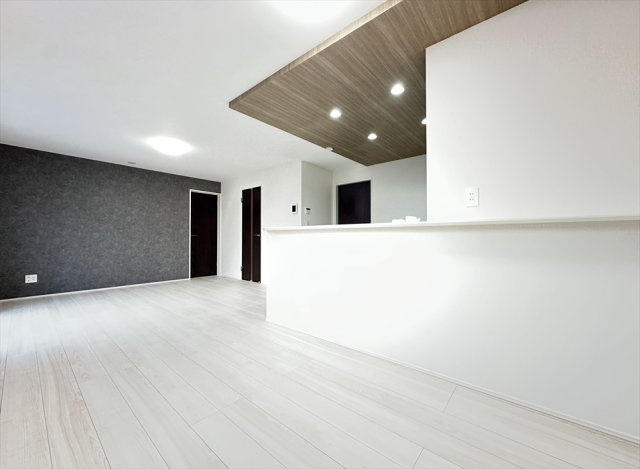 【居間・リビング】 | 朝霞市宮戸3丁目　新築一戸建住宅　全2棟　(丸井志木店) | 開放感ある角地にLDK16帖のゆとりある住まい。