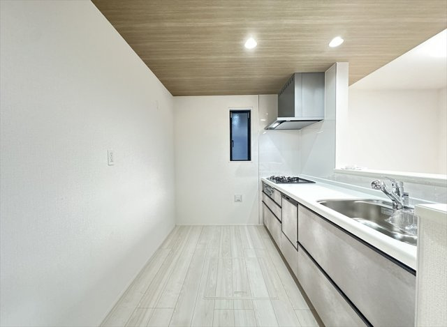 【キッチン】 | 朝霞市宮戸3丁目　新築一戸建住宅　全2棟　(丸井志木店) | 利便性と住み心地のバランスが取れたロケーションです。