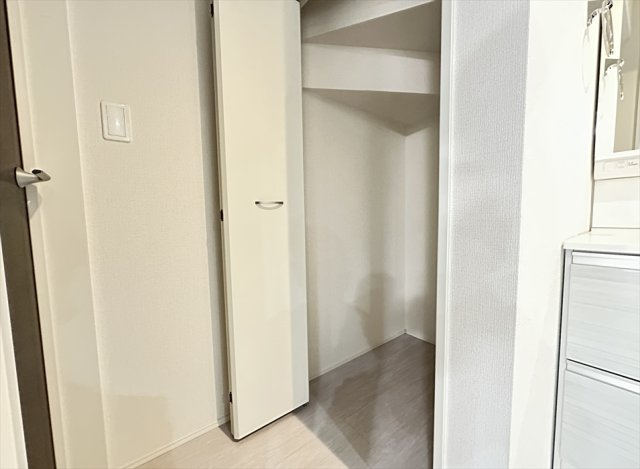 【脱衣所】 | 朝霞市宮戸3丁目　新築一戸建住宅　全2棟　(丸井志木店) | リネン庫には家族みんなの着替えをまとめて保管できるので入浴準備もラクラク。