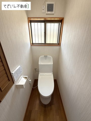 【トイレ】 | 本庄市小島南3丁目　中古住宅   | 1Fトイレ
現地(2025年7月撮影)