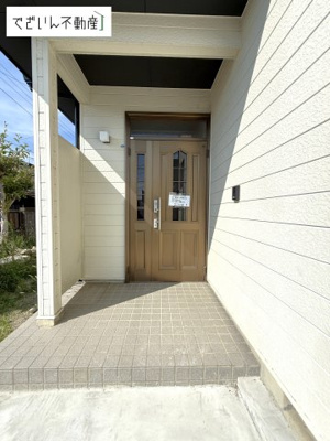 【玄関】 | 本庄市小島南3丁目　中古住宅   | 現地(2025年7月撮影)