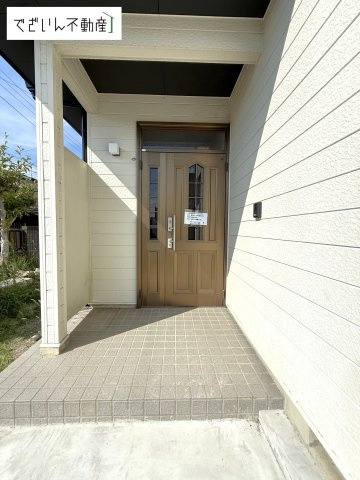 【玄関】 | 本庄市小島南3丁目　中古住宅   | 現地(2025年7月撮影)