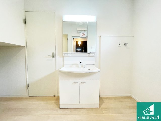 天理市田町　第1期　新築一戸建ての独立洗面台|清潔感のある洗面台です。フラットな鏡は掃除がしやすく毎日清潔！鏡裏には収納があるのでスッキリとした洗面台が保てます。