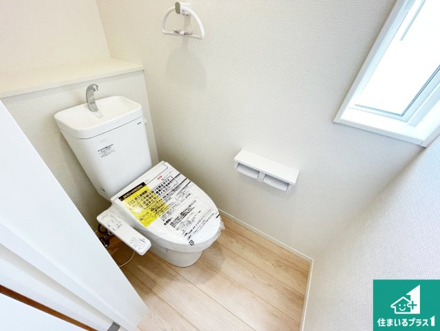 天理市田町　第1期　新築一戸建てのトイレ|1・2階の2ヶ所にあるので、朝の忙しい時間の順番待ちもなく、深夜の利用にも大変便利です。