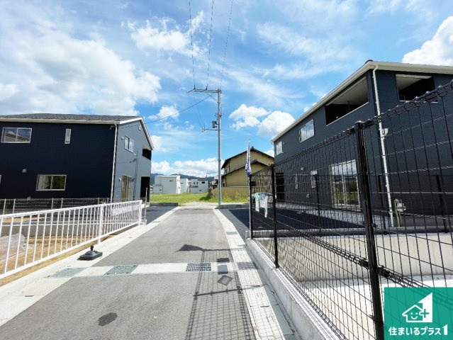 天理市田町　第1期　新築一戸建ての前面道路含む現地写真|周辺は閑静な住宅街！前面道路広々で車の出し入れも便利です。駐車が苦手な方でも安心して車庫入れできます！
