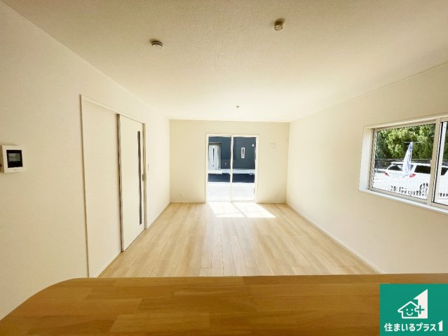 天理市田町　第1期　新築一戸建ての居間・リビング|日当たり良好の明るいリビングで朝の目覚めもスッキリできそう！対面キッチンでご家族のコミュニケーションも自然と増える設計！小さなお子様が遊ぶスペースを作っても広々とくつろげるLDK！