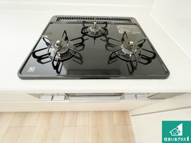 天理市田町　第1期　新築一戸建ての設備|ダブル高火力Ｓｉセンサー付きコンロ！３口あるので、まとめて料理をする時も大活躍！
