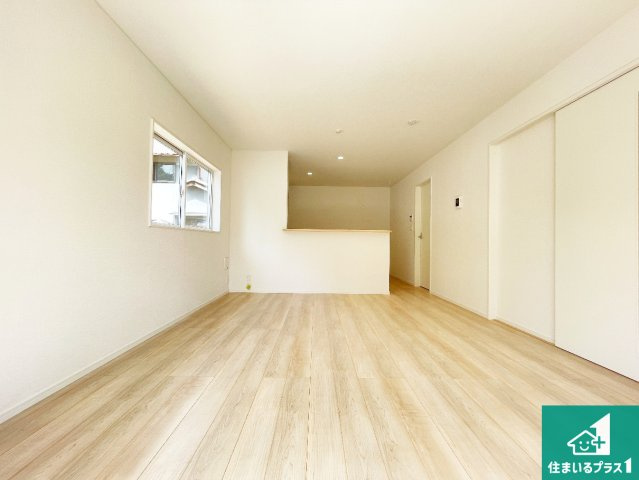 天理市田町　第1期　新築一戸建ての居間・リビング|シンプルなリビングは、観葉植物等のインテリアを楽しめますね！パパ好みにも、ママ好みにも家具次第で雰囲気を変えることができます！