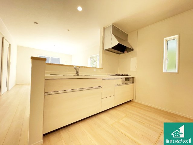 天理市田町　第1期　新築一戸建てのキッチン|リビングと統一感があり、使い勝手のいいキッチン。広々としているので、二人並んで作業が出来ちゃいます。お子様と一緒に色々なお料理に挑戦できるスペースがあります。