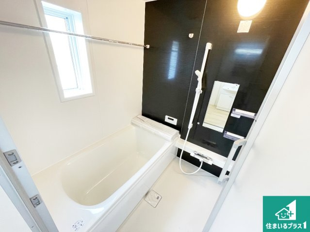 天理市田町　第1期　新築一戸建ての浴室|足をゆったり伸ばして寛げる浴槽です。窓が設けられていますので差し込む光が明るく穏やかな雰囲気にしてくれます♪浴室乾燥機も設置しているので、雨の日の洗濯物も安心です♪