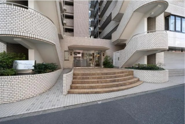 文京区本駒込６丁目の中古マンションのエントランス