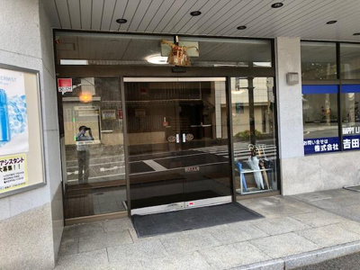 【エントランス】 | 神宮吉田ビル　橿原神宮公苑洗ロードサイド1階路面テナント
