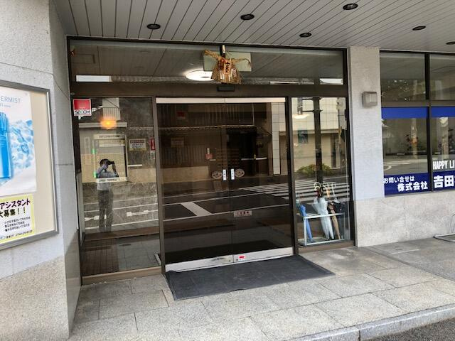 【エントランス】 | 神宮吉田ビル　橿原神宮公苑洗ロードサイド1階路面テナント