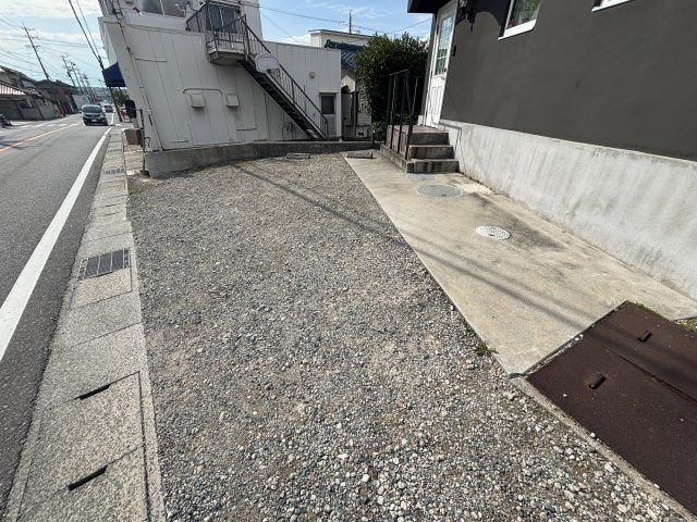 高浜市八幡町３丁目の店舗事務所の駐車場