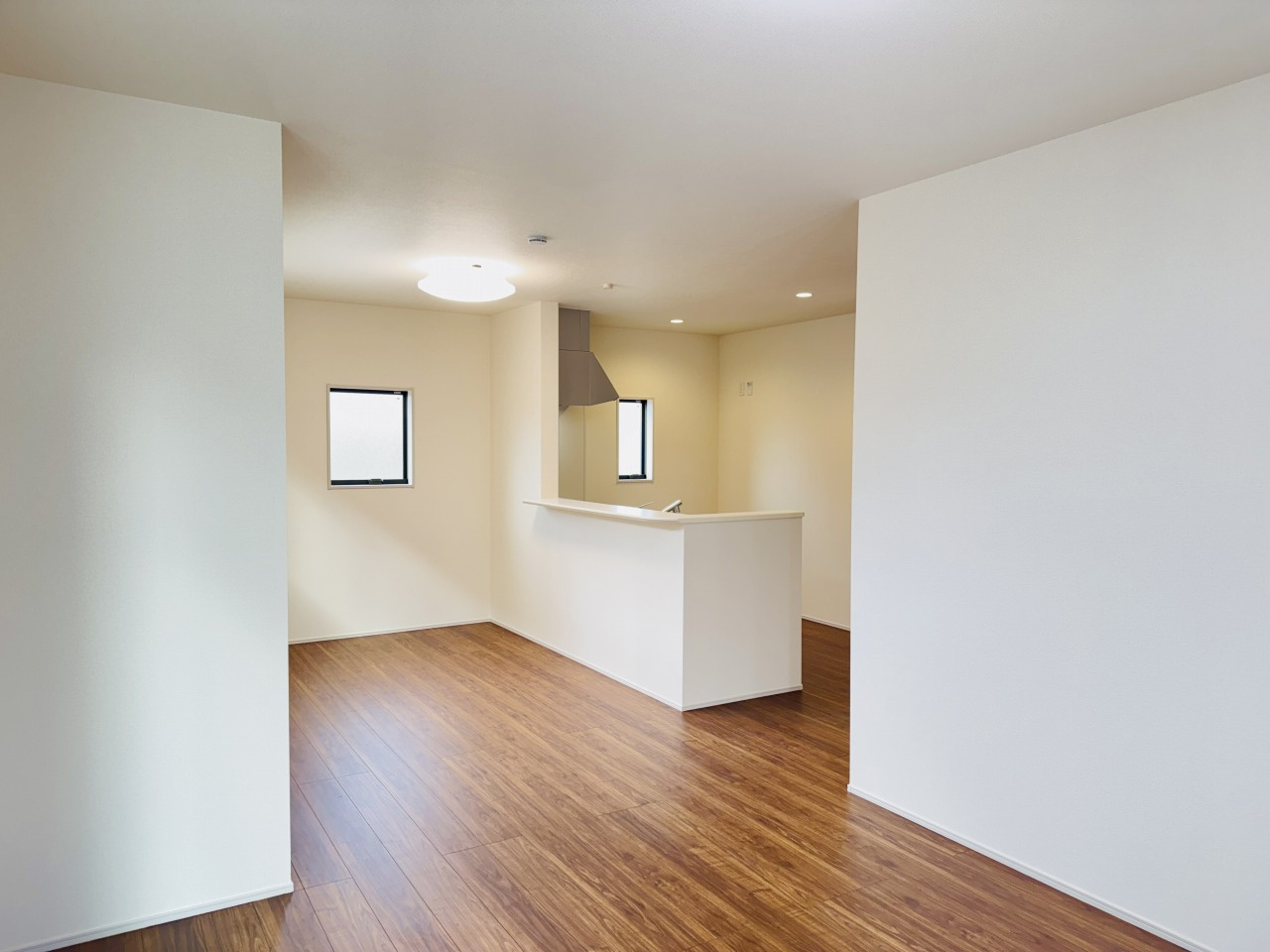 八王子市　川口町　新築一戸建て　４６期の居間・リビング|～18.25帖の明るいLDKで、家族団欒の時間をお過ごしいただけます～