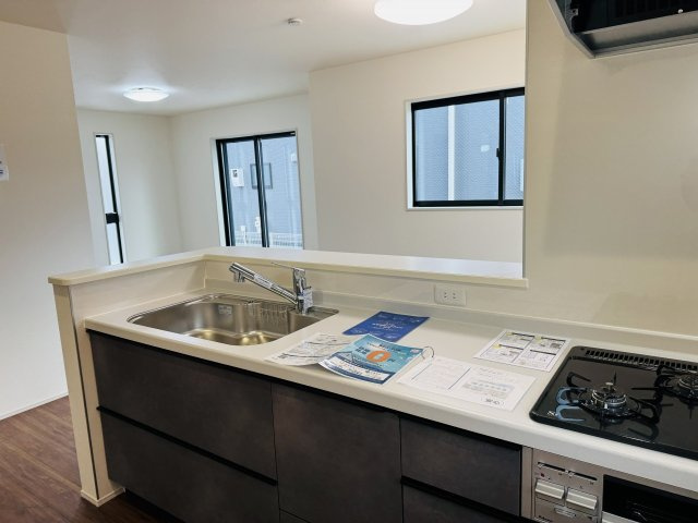 八王子市　川口町　新築一戸建て　４６期のキッチン|～３口コンロと広い調理台でお料理が捗ります～