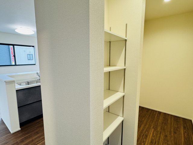 八王子市　川口町　新築一戸建て　４６期のキッチン|～キッチン裏には大容量収納可能なパントリーがあります～