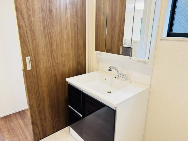 八王子市　川口町　新築一戸建て　４６期の独立洗面台|～３面鏡付きの独立洗面台　細々している物をスッキリ収納出来ます～