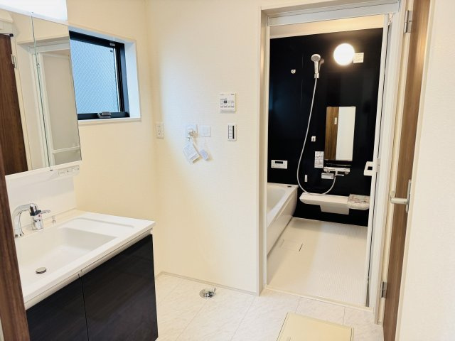 八王子市　川口町　新築一戸建て　４６期の脱衣所|～窓付きで明るい洗面所　換気もしやすいです～