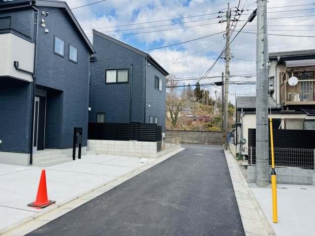 八王子市　川口町　新築一戸建て　４６期の前面道路含む現地写真|～東側4ｍ道路に面しています～