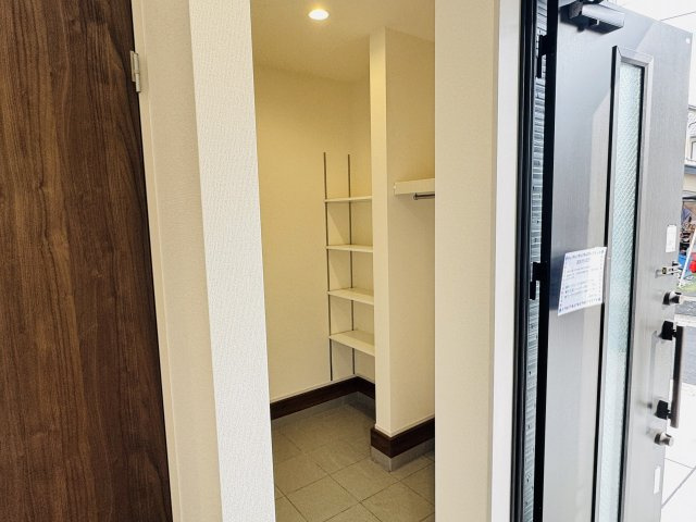 八王子市　川口町　新築一戸建て　４６期の玄関|～シューズインクローク付き　物が溢れがちな玄関をスッキリとした状態に保てます～
