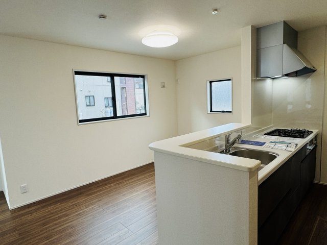 八王子市　川口町　新築一戸建て　４６期の居間・リビング|～18.25帖の明るいLDKで、家族団欒の時間をお過ごしいただけます～