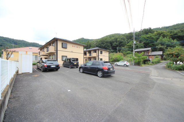 ラークヒルズの駐車場