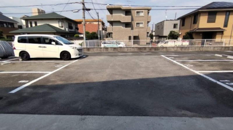 箕面市牧落１丁目の賃貸マンションの駐車場
