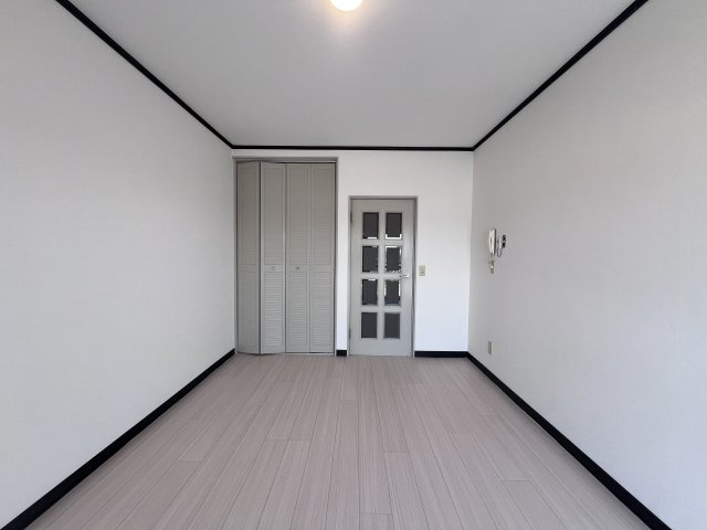 カレッジハイツの居間・リビング