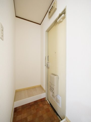 星島コーポＣ棟の玄関