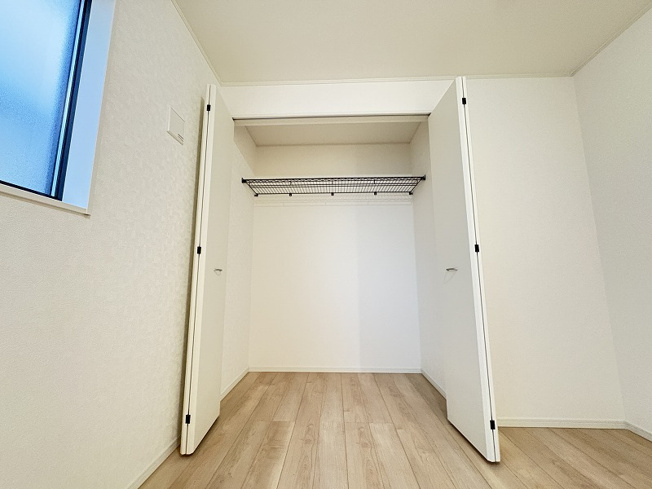 【収納】 | 志木市中宗岡5丁目　新築一戸建住宅　全4棟　(志木本店) | 洋室6帖（2025年12月）撮影
お部屋をすっきり使えるクローゼット付き。