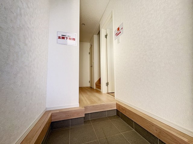 【玄関】 | 志木市中宗岡5丁目　新築一戸建住宅　全4棟　(志木本店) | 玄関（2025年12月）撮影
シューズボックス付きで、すっきり片付く玄関。