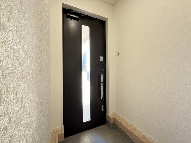 【玄関】 | 志木市中宗岡5丁目　新築一戸建住宅　全4棟　(志木本店) | 玄関（2025年12月）撮影
防犯面に配慮したダブルロックキーの玄関。