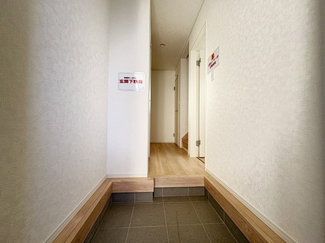 【玄関】 | 志木市中宗岡5丁目　新築一戸建住宅　全4棟　(志木本店) | 玄関（2025年12月）撮影
すっきりとした印象のシンプルな玄関。