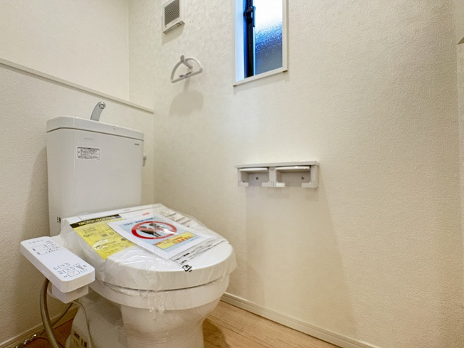 【トイレ】 | 志木市中宗岡5丁目　新築一戸建住宅　全4棟　(志木本店) | 2Fトイレ（2025年12月）撮影
自然換気ができる、窓のあるトイレ。