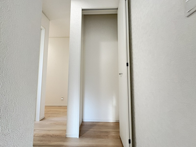 【収納】 | 志木市中宗岡5丁目　新築一戸建住宅　全4棟　(志木本店) | 2F収納（2025年12月）撮影
2階廊下に便利な収納スペースを設けています。