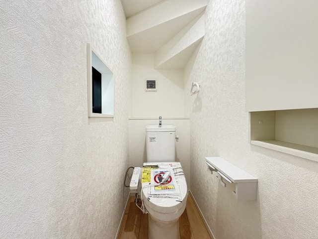 【トイレ】 | 志木市中宗岡5丁目　新築一戸建住宅　全4棟　(志木本店) | 1Fトイレ（2025年12月）撮影
小物の整理に便利な収納を備えたトイレ。