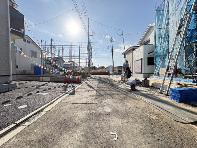 【前面道路含む現地写真】 | 志木市中宗岡5丁目　新築一戸建住宅　全4棟　(志木本店) | 現地（2025年12月）撮影
前面道路は約4.2ｍ。お車の出し入れもしやすい道路幅です。