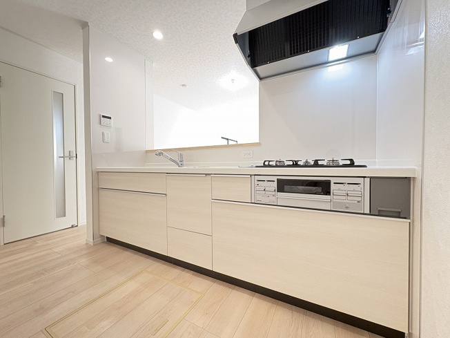 【キッチン】 | 志木市中宗岡5丁目　新築一戸建住宅　全4棟　(志木本店) | キッチン（2025年12月）撮影
家族を身近に感じられる、開放感のある対面キッチン。