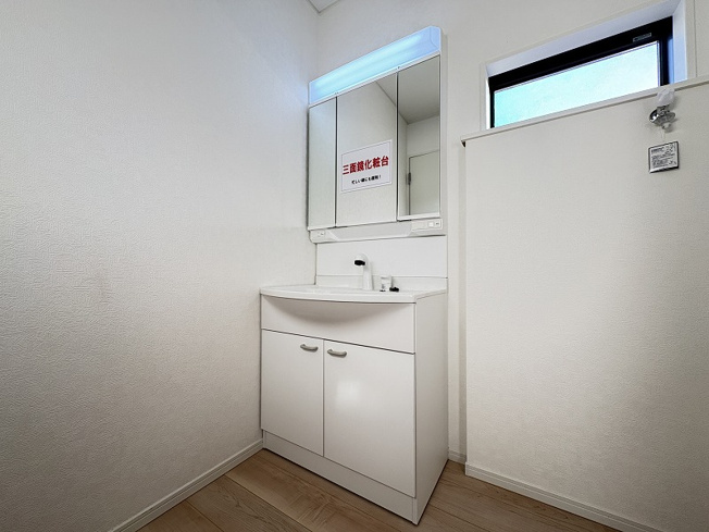 【独立洗面台】 | 志木市中宗岡5丁目　新築一戸建住宅　全4棟　(志木本店) | 洗面室（2025年12月）撮影
身支度がしやすい、三面鏡タイプの洗面化粧台。